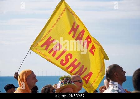 Drapeau de Hare Krishna. Le festival annuel de Rathayatra pour Lord Krishna et ses fidèles proménades le long de l'esplanade Hove chaque année. Krishna, dans sa forme de Jagannatha, est tiré le long d'un grand jongleur en bois. Banque D'Images