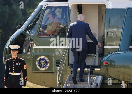 Washington DC, États-Unis. 07th octobre 2022. Le président des États-Unis Joe Biden a été nommé à bord de Marine One sur la pelouse sud de la Maison Blanche à Washington, DC, États-Unis, le vendredi 7 octobre, 2022. Biden a déclaré que les États-Unis tentent de trouver une « bretelle de sortie » pour le président russe Vladimir Poutine et craint que ses menaces d'utiliser des armes nucléaires tactiques soient réelles et pourraient conduire à « Armageddon. Crédit : MediaPunch Inc/Alamy Live News Banque D'Images