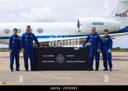 Les membres de l’équipage de la mission SpaceX Crew-4 de la NASA à la Station spatiale internationale arrivent à l’installation de lancement et d’atterrissage du Centre spatial Kennedy en Floride, à 18 avril 2022. Les astronautes de la NASA Jessica Watkins, Kjell Lindgren et Bob Hines, et Samantha Cristoforetti, astronaute de l'Agence spatiale européenne (ESA), sont de gauche à droite. L’équipage entrera en quarantaine dans les quartiers d’équipage des astronautes du centre alors qu’il attendra le lancement à bord de la fusée Crew Dragon et Falcon 9 de SpaceX. Le lancement est prévu pour 5 h 26 HAE sur 23 avril 2022, à partir du Launch Complex 39A. L'équipage-4 est le quatrième vol de rotation d'équipage vers l'espace s. Banque D'Images