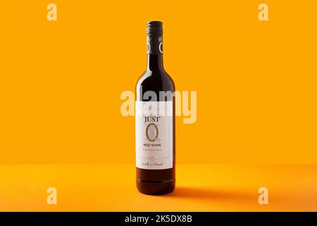 KIEV, UKRAINE - 22 SEPTEMBRE 2021. Bouteille de Peter Mertes sans alcool seulement 0 vins sur fond orange. Banque D'Images