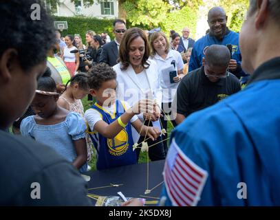 Le vice-président Kamala Harris interagit avec les enfants au cours d'activités pratiques DE STIM sur le terrain de la résidence du vice-président à l'Observatoire naval, vendredi, 17 juin 2022, à Washington. Le vice-président et le deuxième homme ont organisé une soirée d’activités STEM de la NASA à l’Observatoire naval à l’intention des familles militaires, des étudiants LOCAUX ET de leurs familles, y compris une projection spéciale de l’année lumière de Disney Pixar. Banque D'Images