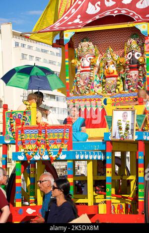 Le festival annuel de Rathayatra pour Lord Krishna et ses fidèles proménades le long de l'esplanade Hove chaque année. Krishna, dans sa forme de Jagannatha, est tiré le long d'un grand jongleur en bois. Banque D'Images