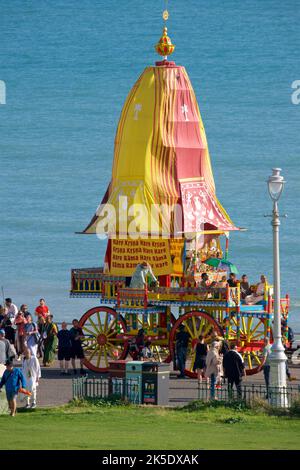 Le Lièvre Krishna procession juggernaut, le festival annuel de Rathayatra pour Lord Krishna et ses fidèles proménades le long de l'esplanade Hove chaque année. Krishna, dans sa forme de Jagannatha, est tiré le long d'un grand jongleur en bois. Banque D'Images