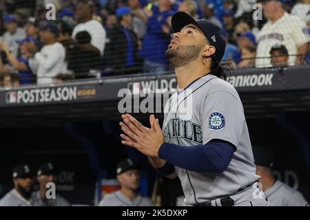 Toronto, Canada. 07th octobre 2022. Le troisième joueur de Seattle Mariners, Eugenio Suarez, sort du dugout lors de la présentation des joueurs avant le début du premier match contre les Blue Jays de Toronto, au cours du match un d'une série de cartes sauvages de la ligue américaine au Centre Rogers, à Toronto, Canada, vendredi, 7 octobre 2022. Photo par Andrew Lahodynskyj/UPI crédit: UPI/Alay Live News Banque D'Images