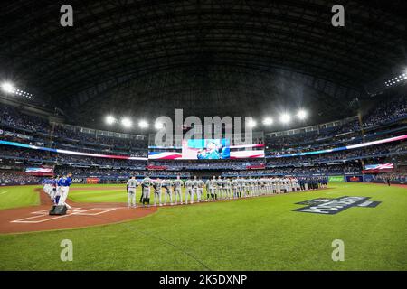 Toronto, Canada. 07th octobre 2022. Les Blue Jays de Toronto et les Mariners de Seattle s'alignent pour des hymnes nationaux pendant le match un d'une série de cartes sauvages de la ligue américaine au Centre Rogers à Toronto, Canada, vendredi, 7 octobre 2022. Photo par Andrew Lahodynskyj/UPI crédit: UPI/Alay Live News Banque D'Images