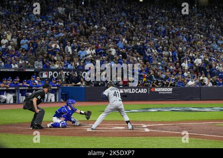 Toronto, Canada. 07th octobre 2022. Les marins de Seattle ont désigné le hitter Carlos Santana lors du premier repas contre les Blue Jays de Toronto lors du premier match d'une série de cartes sauvages de la ligue américaine au Centre Rogers, à Toronto, au Canada, vendredi, 7 octobre 2022. Photo par Andrew Lahodynskyj/UPI crédit: UPI/Alay Live News Banque D'Images