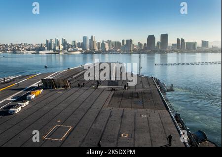 Le porte-avions nucléaire de classe Nimitz USS Carl Vinson (CVN 70) quitte la base aérienne navale de North Island. Vinson mène actuellement des opérations maritimes de routine. SAN DIEGO 18 janvier 2021. Version optimisée d'une norme américaine Bleu marine photo. Credit US Navy/ O.O.McCoy Banque D'Images