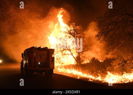 Un camion d'incendie de San Antonio-Texas réagit à un grand feu de forêt le 9 avril 2022 à la zone de démolition de la base commune de San Antonio - Camp Bullis. JBSA-Camp Bullis comprend plus de 27 000 hectares de champs de tir, de zones d'entraînement et de terres sauvages du côté nord de San Antonio et est un lieu d'entraînement crucial pour les membres de service de la base conjointe de San Antonio. Une version optimisée / améliorée d'une photo USAF. Crédit : USAF/B.Boisvert Banque D'Images