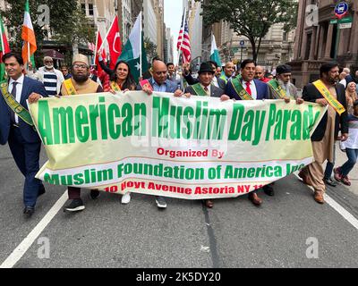 Des dignitaires de la communauté dirigent la parade de la Journée musulmane américaine sur Madison Avenue à Manhattan, New York. Banque D'Images