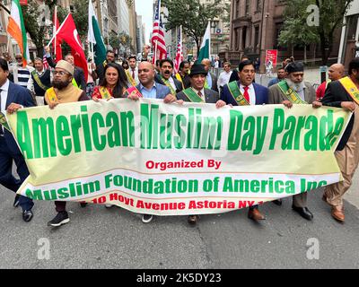 Des dignitaires de la communauté dirigent la parade de la Journée musulmane américaine sur Madison Avenue à Manhattan, New York. Banque D'Images