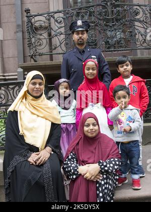 Le policier de transit NYPD du Bangladesh avec les familles à la parade de la Journée musulmane américaine sur Madison Avenue à New York. Banque D'Images