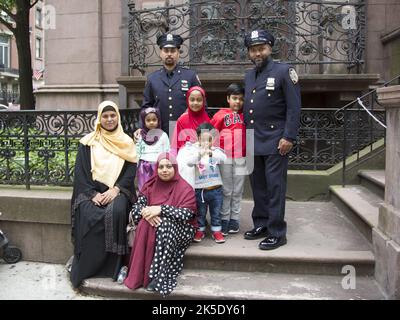 Deux policiers bangladais du NYPD sont en transit avec leurs familles à l'American Muslim Day Parade sur Madison Avenue à New York. Banque D'Images