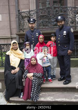 Deux policiers bangladais du NYPD sont en transit avec leurs familles à l'American Muslim Day Parade sur Madison Avenue à New York. Banque D'Images