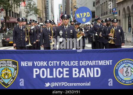 La bande de marche du département de police de la ville de New York mène la parade de la journée musulmane américaine sur Madison Avenue à New York. Banque D'Images