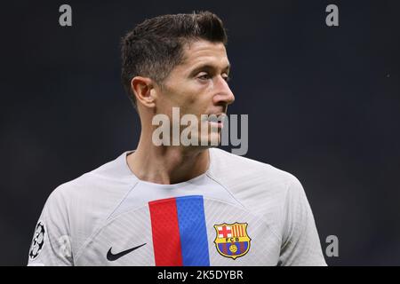 Milan, Italie, 4th octobre 2022. Robert Lewandowski du FC Barcelone regarde pendant le match du groupe C de la Ligue des champions de l'UEFA à Giuseppe Meazza, à Milan. Le crédit photo devrait se lire: Jonathan Moscrop / Sportimage Banque D'Images