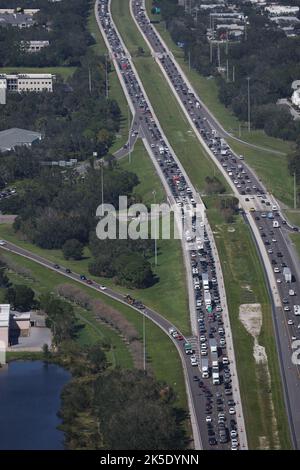 Punta Gorda, Floride, États-Unis. 7th octobre 2022. Vue aérienne de l'Interstate 75 coincée avec circulation en direction de zones ravished de l'ouragan après Ian à Punta Gorda, Floride sur 7 octobre 2022. Crédit : Mpi34/Media Punch/Alamy Live News Banque D'Images