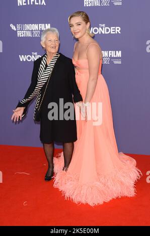 La photo doit être créditée ©Alpha Press 078237 06/10/2022 Florence Pugh et sa grand-mère Granny Pat The Wonder Premiere lors du BFI British film Institute London film Festival 66th à Londres Banque D'Images