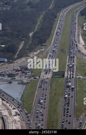 Punta Gorda, Floride, États-Unis. 7th octobre 2022. Vue aérienne de l'Interstate 75 coincée avec circulation en direction de zones ravished de l'ouragan après Ian à Punta Gorda, Floride sur 7 octobre 2022. Crédit : Mpi34/Media Punch/Alamy Live News Banque D'Images