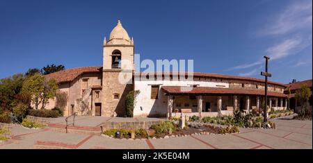 Célèbre cour de la Basilique de la Mission du Carmel, la mission de San Carlos Borromeo, fondée en 1770 par Junipero Serra, Carmel-by-the-Sea, Californie Banque D'Images