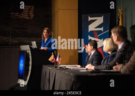 Marta Lucía Ramírez, vice-présidente colombienne et ministre des Affaires étrangères, prend la parole avant de signer les accords d'Artémis, mardi, 10 mai 2022, au siège de la NASA à Washington DC. La Colombie est le dix-neuvième pays à signer les accords Artemis, qui établissent un ensemble de principes pratiques pour guider la coopération en matière d’exploration spatiale entre les nations participant au programme Artemis de la NASA. Banque D'Images