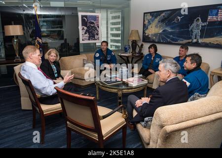 De gauche à droite, Bill Nelson, administrateur adjoint de la NASA, PAM Melroy, astronaute de l’Agence spatiale européenne (ESA) SpaceX Crew-2 de la NASA, Thomas Pesquet, les astronautes de la NASA Megan McArthur et Shane Kimbrough, Akihiko Hoshihide l’Agence japonaise d’exploration aérospatiale (JAXA), Et l'administrateur associé de la NASA, Bob Cabana, se rencontrent lundi à 6 juin 2022, dans l'édifice Mary W. Jackson du siège de la NASA à Washington DC. Banque D'Images