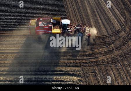 Lincent, Belgique. 07th octobre 2022. La récolte de pommes de terre à Racour, Lincent, vendredi 07 octobre 2022, montre une photo de drone aérienne. BELGA PHOTO ERIC LALMAND crédit: Belga News Agency/Alay Live News Banque D'Images