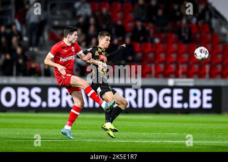 Belgique. 07th octobre 2022. Jurgen Peter Ekkelenkamp d'Anvers et Wolke Janssens de STVV photographiés en action lors d'un match de football entre Royal Antwerp FC RAFC et Sint-Truiden STVV, vendredi 07 octobre 2022 à Anvers, un match le 11 de la première division du championnat belge de la Jupiler Pro League 2022-2023. BELGA PHOTO TOM GOYVAERTS crédit: Belga News Agency/Alay Live News Banque D'Images