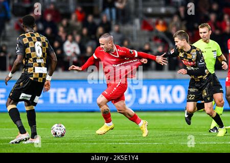 Belgique. 07th octobre 2022. Radja Nainggolan d'Anvers et Wolke Janssens de STVV photographiés en action lors d'un match de football entre Royal Antwerp FC RAFC et Sint-Truiden STVV, vendredi 07 octobre 2022 à Anvers, un match le 11 de la première division du championnat belge de la Jupiler Pro League 2022-2023. BELGA PHOTO TOM GOYVAERTS crédit: Belga News Agency/Alay Live News Banque D'Images