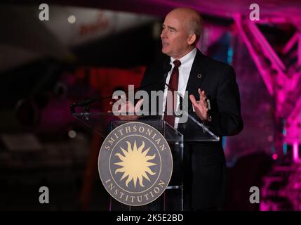 Christopher Browne, directeur par intérim du Smithsonian National Air and Space Museum, prononce une allocution lors de la présentation du trophée Michael Collins 2022 honorant les réalisations en aéronautique et en vol spatial. Banque D'Images