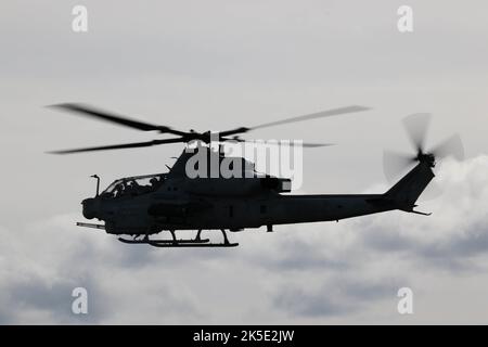 Un vipère AH-1Z du corps des Marines des États-Unis avec l'escadron d'hélicoptère d'attaque de lumière marine 469 participe à l'entraînement en direct au cours du Resolute Dragon 22 dans la zone de manœuvre de Yusubetsu, Hokkaido, Japon, le 6 octobre 2022. Resolute Dragon 22 est un exercice bilatéral annuel conçu pour renforcer les capacités défensives de l'Alliance États-Unis-Japon en exerçant un commandement et un contrôle intégrés, le ciblage, les armes combinées et la manœuvre sur plusieurs domaines. (É.-U. Photo du corps marin par Cpl. Lorenzo Ducato) Banque D'Images