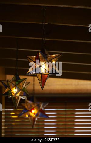 Suspension en verre de couleur avec motif étoiles Banque D'Images