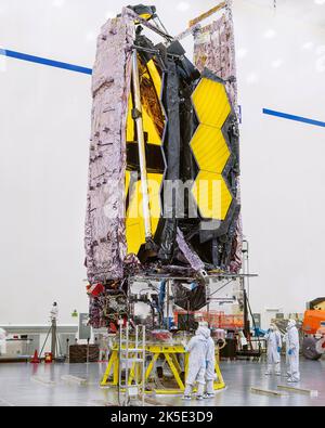 Le télescope spatial James Webb (JWST) de la NASA, après avoir réussi ses essais finaux, est en préparation pour l'expédition vers son site de lancement. Les équipes d'ingénierie ont réalisé le long schéma de test complet de Webb dans les installations de Northrop Grumman. Les nombreux tests et points de contrôle de Webb ont été conçus pour garantir que l'observatoire des sciences spatiales le plus complexe au monde fonctionnera comme prévu une fois dans l'espace. Une version optimisée d'une image de la NASA par le photographe principal expérimenté Chris Gunn. Crédit: NASA/Chris Gunn. Pour usage éditorial uniquement Banque D'Images