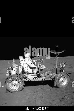 Mission Apollo 15 sur la surface lunaire. L'astronaute David R. Scott dans le véhicule itinérant lunaire (LRV) pour le voyage de retour au module lunaire, Falcon, avec des roches et du sol recueillis près du site d'atterrissage de Hadley-Apernine, le 1 août 1971. Apollo 15 a été la première mission à utiliser le LRV, une voiture électrique légère à batterie qui a permis aux astronautes d'améliorer leur mobilité. Dans l'ensemble, le LRV a parcouru 17,5 kilomètres, ramenant de superbes images TV en direct à l'image optimisée de la NASA d'EarthA (avec un espace vertical noir ajouté au-dessus de l'image carrée originale; suppression du réticule): Credit: NASA Banque D'Images