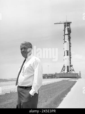 Prêt à aller sur la Lune. Wernher von Braun, célèbre spécialiste de la roquette, pose devant le véhicule Saturn V en cours de refonte pour la mission historique d'atterrissage lunaire Apollo 11. Le véhicule Saturn V a été développé par le Marshall Space Flight Centre à Huntsville, en Alabama, sous la direction de von Braun. Crédit: NASA Banque D'Images