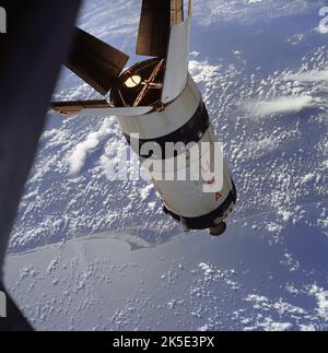 Apollo 7 a décollé du Launch Complex 34 au Kennedy Space Center de la NASA le 11 octobre 1968. Dans la première mission inventée du programme Apollo, l'objectif principal était de mesurer le rendement de l'équipage dans un module de commandement et de service, également connu sous le nom de CSM. Un autre objectif était de valider le rendement des installations de soutien des véhicules spatiaux et des missions au cours d'une mission CSEM et d'une capacité de rendez-vous CSEM. Ici, la deuxième étape S-IVB de Saturn est photographiée à partir de l'engin spatial Apollo 7 pendant le transport et l'amarrage des manoeuvres. Une image optimisée de la NASA : Credit: NASA Banque D'Images