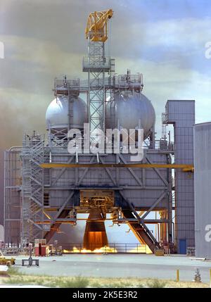 Mai 1962. Le moteur F-1 a été développé par Rocketdyne sous la direction du centre de vol spatial Marshall de la NASA et a été propulsé par un mélange de RP-1, un type de kérosène, et d'oxygène liquide. Le moteur a été utilisé dans un groupe de cinq moteurs pour propulser la première étape de la fusée Saturn V, la phase S-IC. Chaque moteur a produit 1,5 millions de livres de poussée. Ici, le moteur F-1 est testé au banc d'essai 1-C de la base aérienne Edwards en Californie. Une image optimisée de la NASA : Credit: NASA Banque D'Images