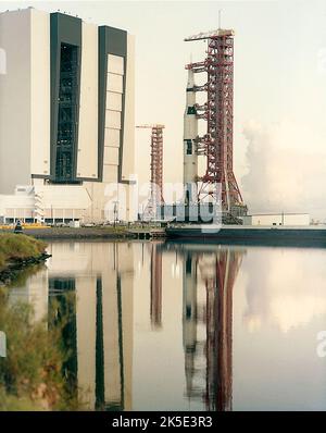 En août 1967, le véhicule Saturn V (sa-501) a été lancé sur le plateau de lancement en vue de son premier lancement. La fusée de 363 mètres de haut a été lancée depuis le bâtiment d'assemblage de véhicules et s'est rendue jusqu'au plateau de lancement du Kennedy Space Center, en Floride. La mission Apollo 4 était un vol d'essai sans équipage conçu pour obtenir des informations de vol sur l'intégrité et la compatibilité structurelles des véhicules de lancement et des engins spatiaux, les charges de vol, la séparation des étages et le fonctionnement des sous-systèmes, et pour évaluer l'écran thermique du module de commande Apollo. Lancement le 9 novembre 1967. Une image optimisée de la NASA : Credit: NASA Banque D'Images