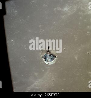 Séparation des modules de commande et de service Apollo 11. Vue du module de commandement et de service (CSM) pendant la séquence de séparation du module lunaire, avec la partie orientale de la mer de fertilité (Mare Fecunditatis) à environ 195 km au-dessous. Crédit image: NASA Banque D'Images