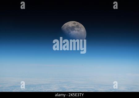 Une vue de la Lune et de l'atmosphère terrestre par l'astronaute de l'Agence spatiale européenne Alexander Gerst. La Lune vue de la Station spatiale internationale (ISS). L'ISS orbite la terre 16 fois par jour - la distance équivalente à la lune et au dos. La Station spatiale internationale est le seul laboratoire orbital au monde. Un partenariat international d'agences spatiales fournit et exploite les éléments de la station. Les principaux organismes sont les agences spatiales des États-Unis, de la Russie, de l'Europe, du Japon et du Canada. Version optimisée et numériquement améliorée d'une image NASA/ESA. Crédit obligatoire : NASA/ESA/ Banque D'Images