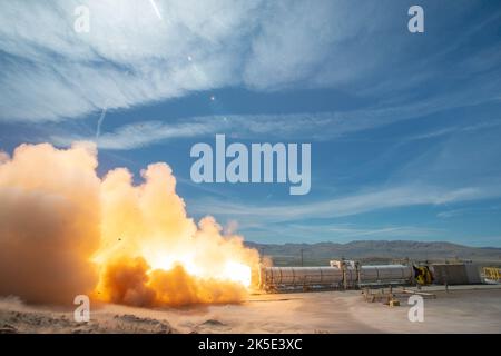 Test d'appoint pour les vols futurs du système de lancement spatial. Le premier essai de rappel de fusée solide pour les missions du système de lancement spatial (SLS) au-delà d'Artemis III est vu ici au cours d'un essai à chaud de deux minutes, le 2 septembre 2020, à l'installation d'essai T-97 Northrop Grumman à Promontory, Utah. Le surpresseur de support de vol est structurellement identique à chacun des boosters de fusée pleins à cinq segments de la fusée SLS et produit plus de 75 % de la capacité de poussée de la fusée. Crédit: NASA/Northrop Grumman/SMohrman Banque D'Images