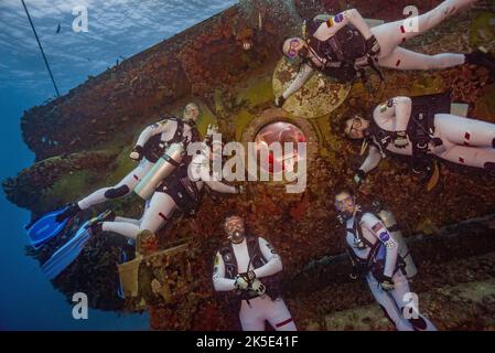 La mission NASA Extreme Environment Mission Operations (NEEMO) 21 a commencé le 21 juillet 2016, alors qu'une équipe internationale d'aquanautes a atteint la base de récif Aquarius, 62ft sous la surface de l'océan Atlantique, dans le sanctuaire marin national Florida Keys. L'équipage du NEEMO 21 a effectué des recherches à l'intérieur et à l'extérieur de l'habitat au cours d'une mission spatiale simulée de 16 jours. Au cours de simulations de sorties d'espace effectuées sous l'eau, ils ont évalué les outils et les techniques d'opération de mission qui pourraient être utilisés dans les missions spatiales futures?une version optimisée d'une image originale de la NASA. Crédit: NASA/KShreeves. Usage éditorial uniquement Banque D'Images