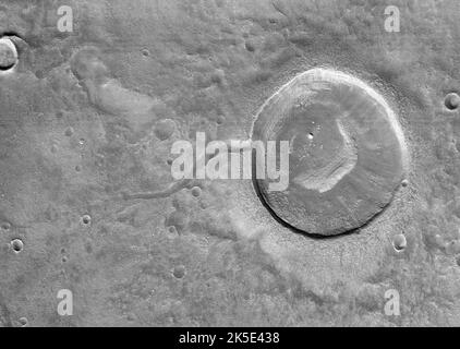 Cette image de Mars reconnaissance Orbiter (MRO) de la NASA montre un cratère d'impact qui ressemble de manière amusante à un têtard en raison de la vallée qui a été sculptée par l'eau qui a servi au remplir. Il est souvent difficile de faire la différence entre les canaux d'entrée et de sortie, mais l'eau s'écoule toujours vers le bas. Dans ce cas particulier, nous pouvons déduire que l'eau coule vers l'extérieur parce que nous avons les informations nécessaires sur la hauteur du terrain. Une version optimisée et améliorée des images de la NASA. Crédit: NASA/JPL/UArizona Banque D'Images