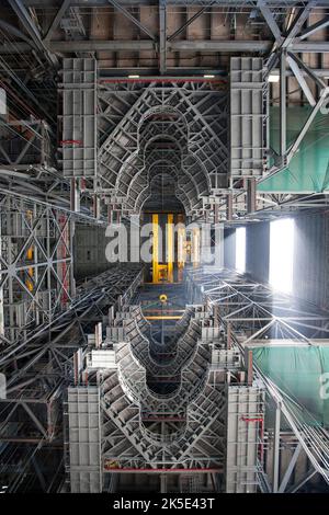 Vue de l'intérieur du bâtiment d'assemblage de véhicules (VAB) de la NASA. Plate-forme G Nord en cours de levage et d'installation dans le VAB au Kennedy Space Center, Floride, États-Unis, montrant quatre nouvelles plates-formes de travail récemment installées sur les côtés nord et sud de High Bay 3. Les plates-formes permettront d'accéder à la fusée du système de lancement spatial et à l'engin spatial Orion pour la mission d'exploration 1. La NASA est en train de remonter le VAB en préparation des missions sur Mars. Une version optimisée d'une image d'origine de la NASA. Crédit: NASA/ KShiflett Banque D'Images