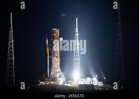 La fusée SLS (Space Launch System) de la NASA à bord de l'engin spatial Orion est vue au-dessus du lanceur mobile alors qu'elle monte sur la rampe de lancement du Launch Pad 39B, le 17 août 2022, au Kennedy Space Center de la NASA, en Floride. La mission Artemis I de la NASA - le premier test intégré des systèmes d'exploration spatiale profonde de l'agence : l'engin spatial Orion, la fusée SLS et les systèmes de soutien au sol. Le lancement de l'essai en vol sans équipage a été reporté. Une version optimisée d'une image d'origine de la NASA. Crédit: NASA/JKowsky Banque D'Images