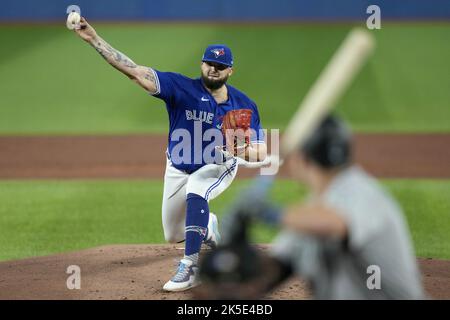 Toronto, Canada. 07th octobre 2022. Les Blue Jays de Toronto commençant le pichet Alek Manoah lance lors du premier repas de la MLB après la saison de l'action de base-ball générique contre les Blue Jays de Toronto, à Toronto, Canada, le vendredi, 7 octobre, 2022. Photo de piscine par Frank Gunn/UPI crédit: UPI/Alay Live News Banque D'Images