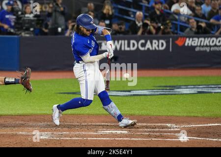 Toronto, Canada. 07th octobre 2022. Le shortstop des Blue Jays de Toronto Bo Bichette réussit un single dans le troisième match contre les Mariners de Seattle lors du match un d'une série de cartes sauvages de la ligue américaine au Centre Rogers à Toronto, Canada, vendredi, 7 octobre 2022. Photo par Andrew Lahodynskyj/UPI crédit: UPI/Alay Live News Banque D'Images