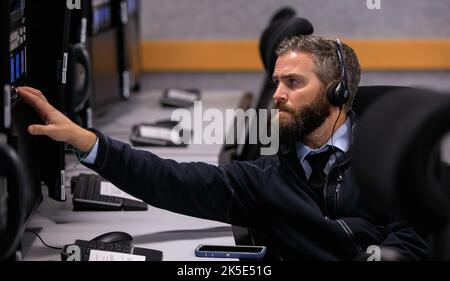Un membre de l’équipe de lancement d’Artemis I a surveillé une console dans la salle de tir 1 du Centre spatial Kennedy de la NASA le 3 septembre 2022, pendant le compte à rebours, qui a été annulé en raison de problèmes de tanking. La mission teste la fusée Space Launch System et le vaisseau spatial Orion en préparation pour les opérations avec équipage, y compris la rentrée, la descente et les éclaboussures. Banque D'Images