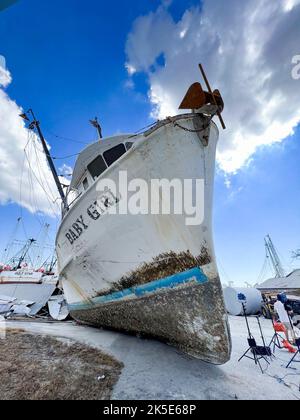 Les photos montrent des bateaux à crevettes endommagés et des débris à la suite de l'ouragan Ian à fort Myers. L'ouragan Ian a quitté cette marina de fort Myers détruite, avec des bateaux qui volait et des jetées endommagées. Banque D'Images