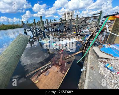 Les photos montrent des bateaux à crevettes endommagés et des débris à la suite de l'ouragan Ian à fort Myers. L'ouragan Ian a quitté cette marina de fort Myers détruite, avec des bateaux qui volait et des jetées endommagées. Banque D'Images