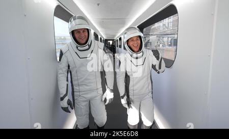 Kennedy Space Center, Floride, États-Unis. 5th octobre 2022. Le pilote SpaceX Crew-5 Josh Cassada et le commandant Nicole Mann, tous deux astronautes de la NASA, sont photographiés en marchant sur le bras d'accès de l'équipage vers le navire de l'équipe Dragon Endurance, au sommet de la fusée Falcon 9, au Launch Pad 39A du Kennedy Space Center, en Floride. Credit: SpaceX/ZUMA Press Wire Service/ZUMAPRESS.com/Alamy Live News Banque D'Images